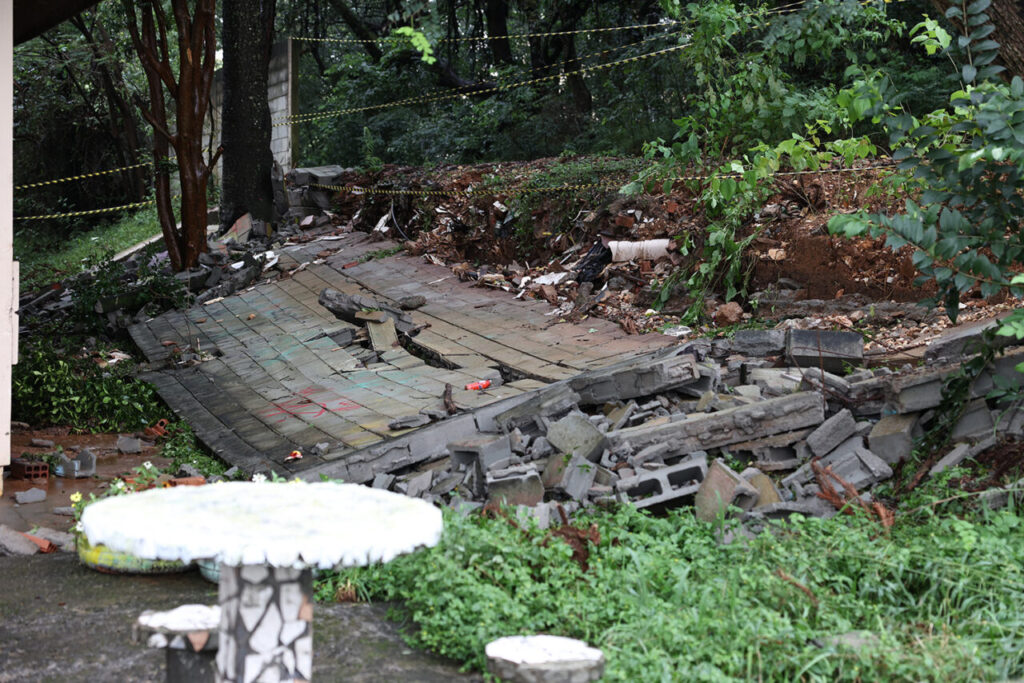 CHUVA DERRUBA MURO