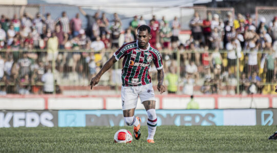 O meia Edinho pelo Fluminense, em 2024: destaque do Azuriz em 2025