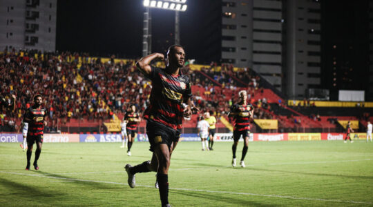 Gustavo Coutinho comemora gol pelo Sport: na mira do Coritiba