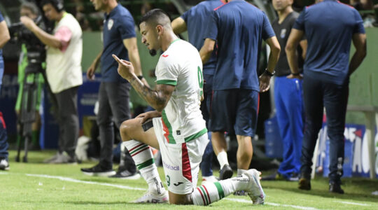 Renan Peixoto comemora gol pela Portuguesa: contratado pelo Athletico
