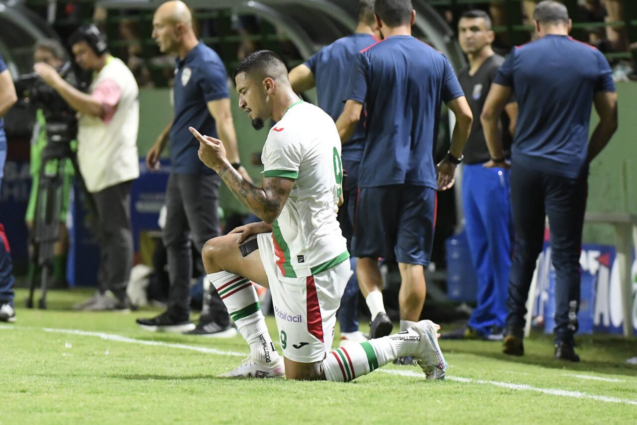 Renan Peixoto comemora gol pela Portuguesa: contratado pelo Athletico