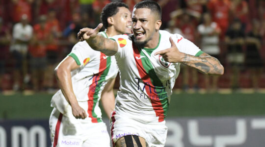 O atacante Renan Peixoto comemora gol pela Portuguesa: na mira do Athletico