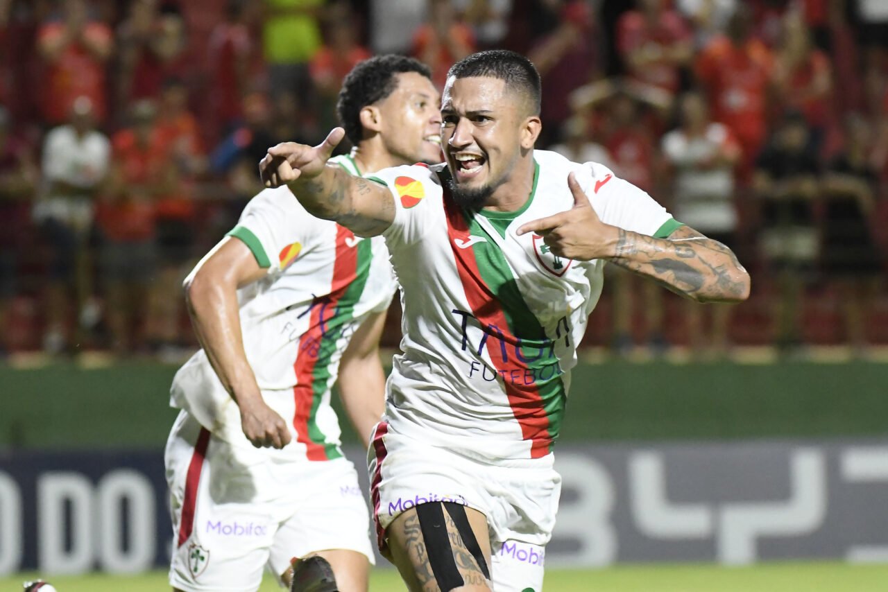 O atacante Renan Peixoto comemora gol pela Portuguesa: na mira do Athletico