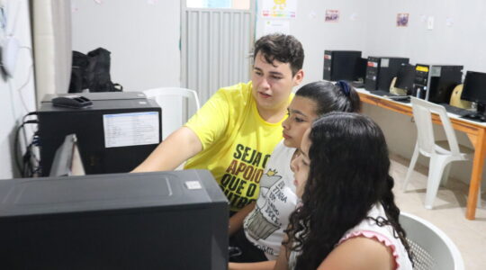 Adolescentes-participam-de-oficina-de-informatica-em-organizacao-parceira-do-ChildFund—Foto—Marcelo-Martins–2-(1)