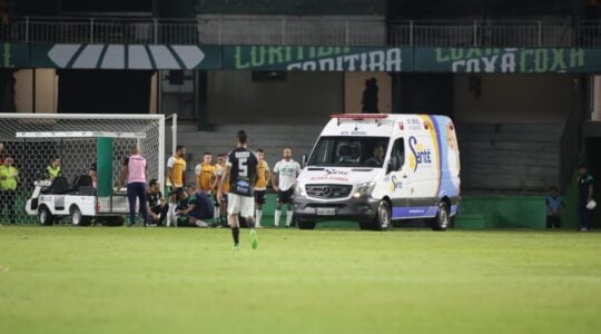 Thalisson, do Coritiba, precisou de atendimento