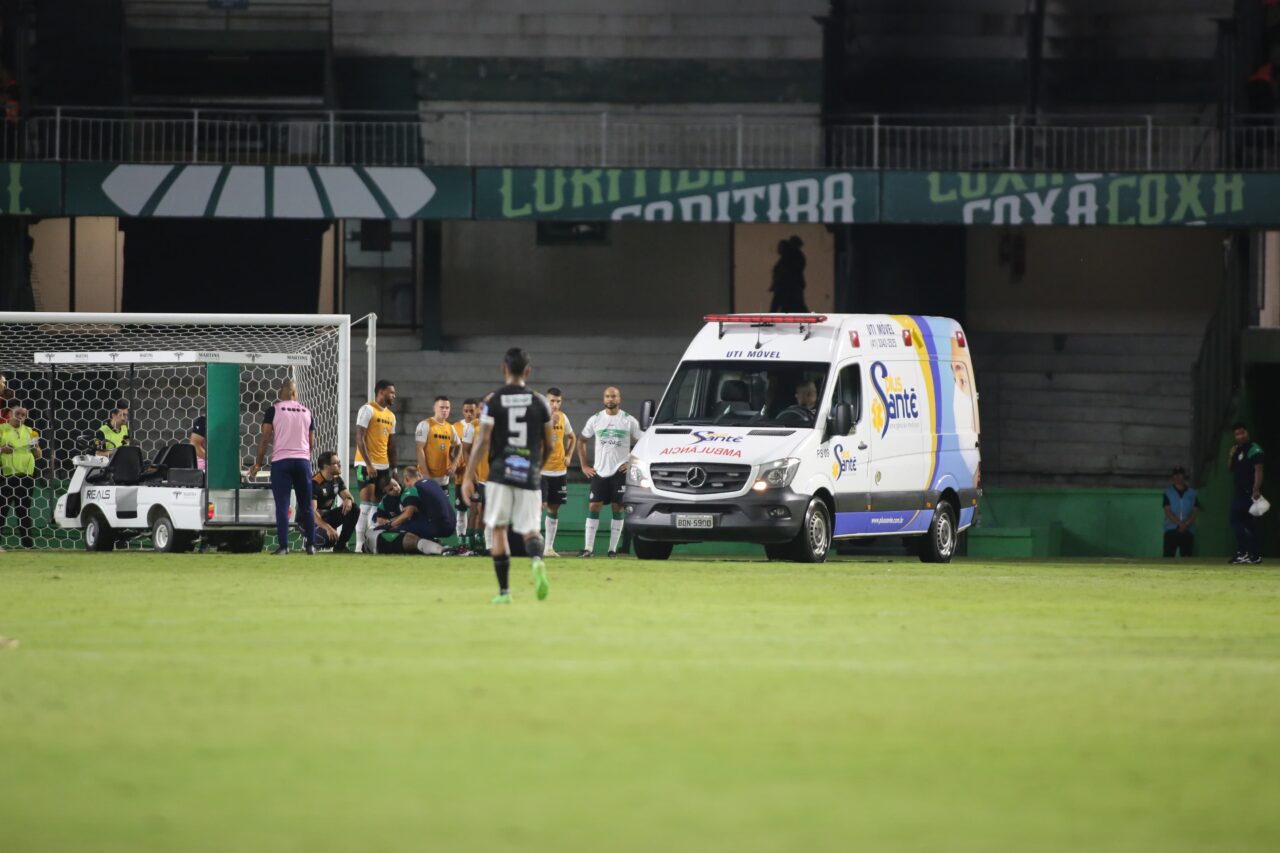 Thalisson, do Coritiba, precisou de atendimento