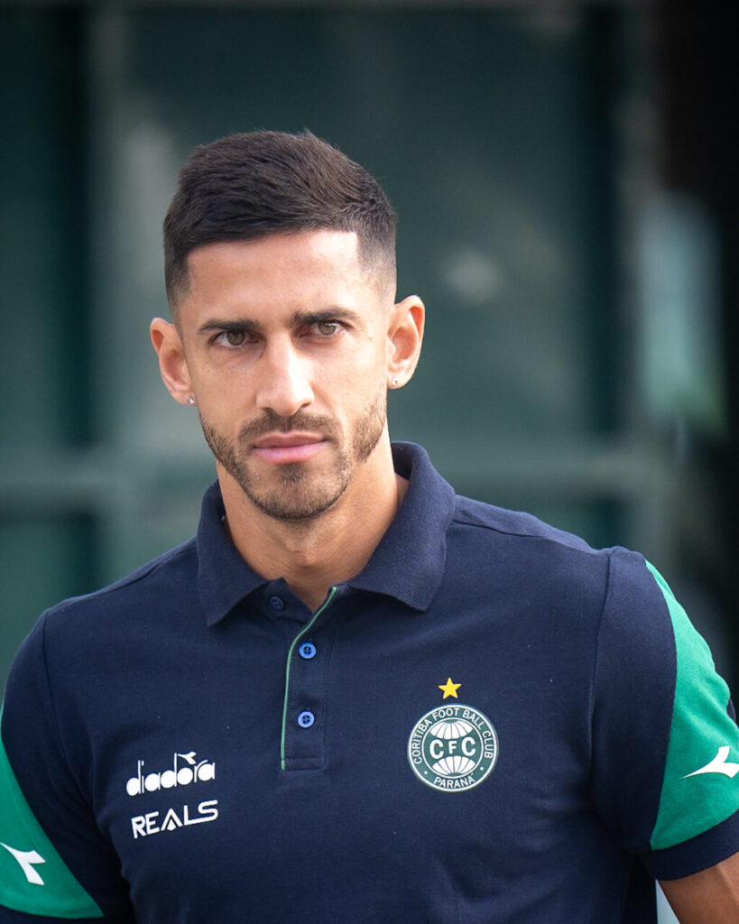 O volante Geovane, no embarque do Coritiba para Pato Branco