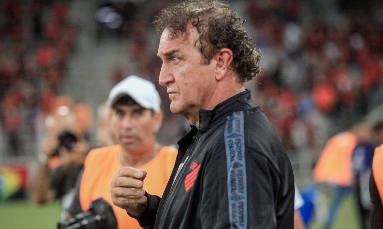 O técnico do Cuca no comando do Athletico