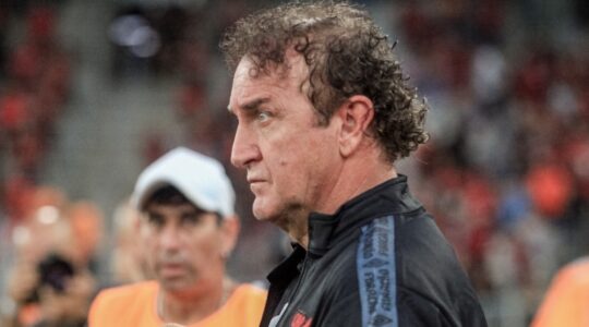 O técnico Cuca no comando do Athletico, em 2024