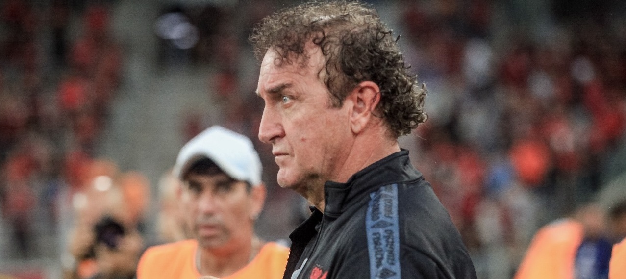 O técnico Cuca no comando do Athletico, em 2024