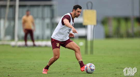 O meia Giuliano, em treino do Athletico