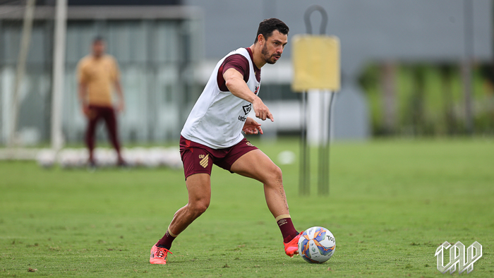 O meia Giuliano, em treino do Athletico