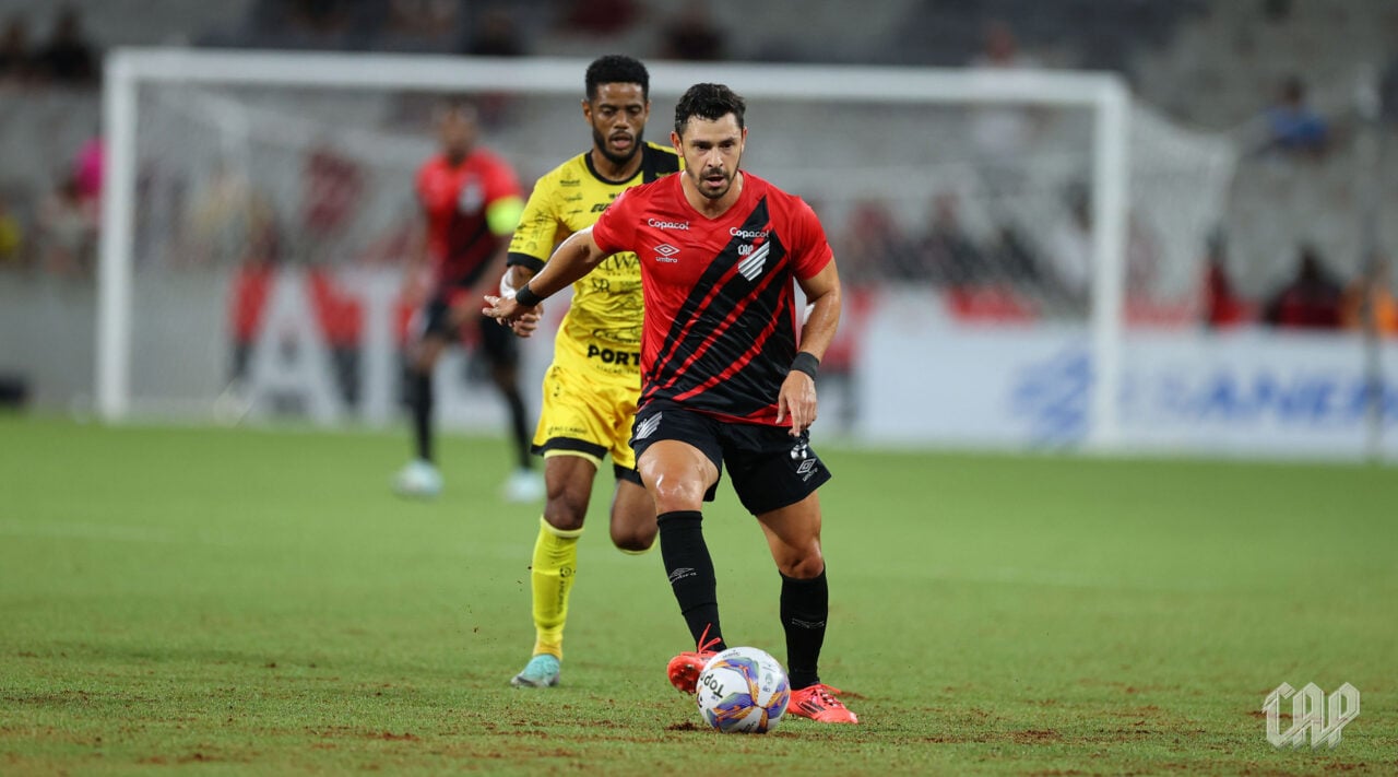 O meia Giuliano, do Athletico Paranaense