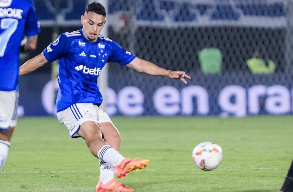 Fabrizio Peralta em ação pelo Cruzeiro: reforço do Athletico
