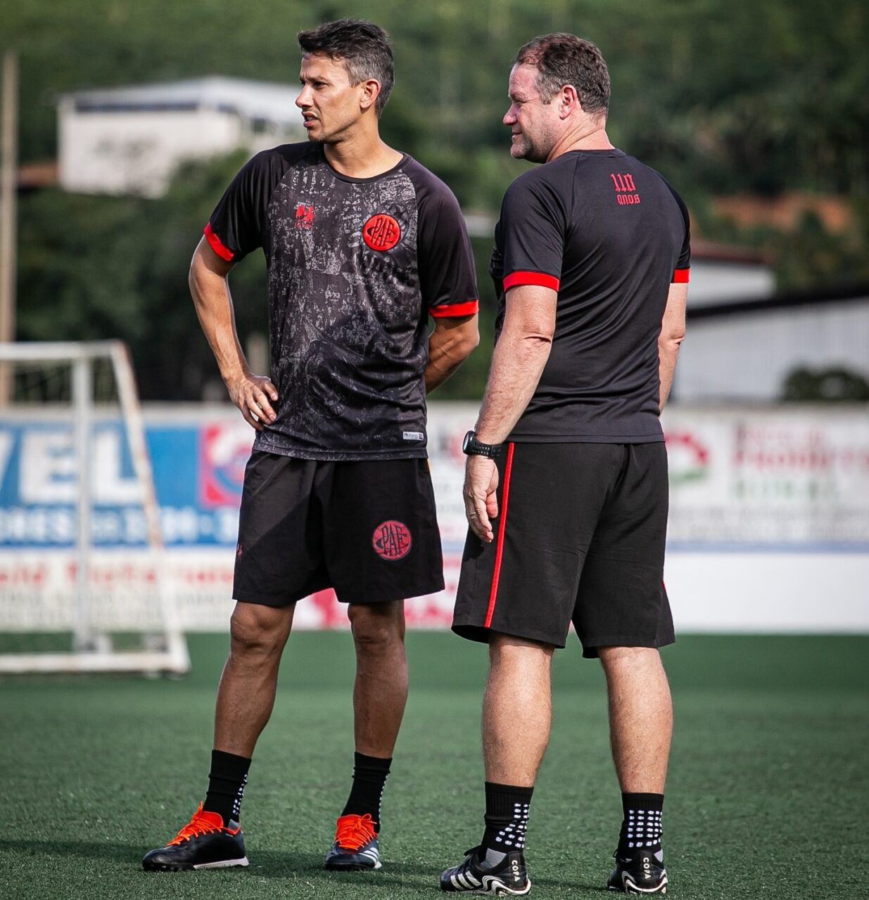 O interino Henrique e o auxiliar Leandro Samarone