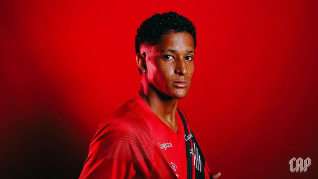 O atacante Tevis, novo reforço do Athletico