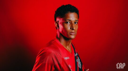 O atacante Tevis, novo reforço do Athletico