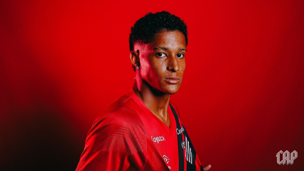 O atacante Tevis, novo reforço do Athletico