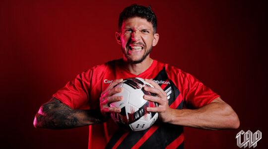 O zagueiro Tobias Figueiredo, do Athletico
