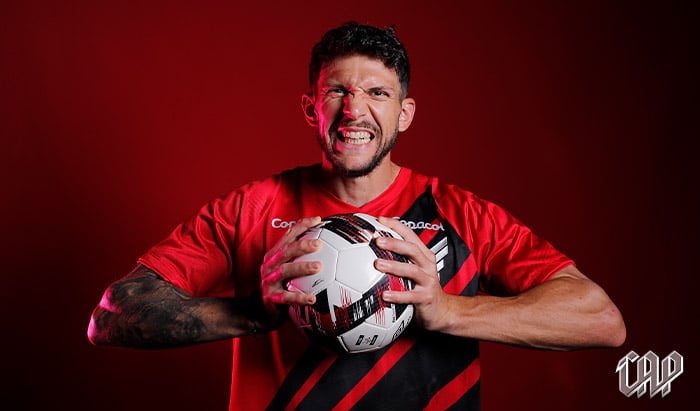 O zagueiro Tobias Figueiredo, do Athletico