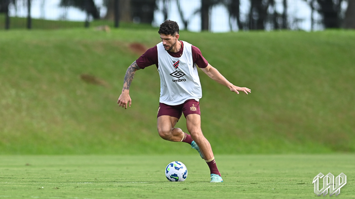 O zagueiro Tobias Figueiredo, do Athletico