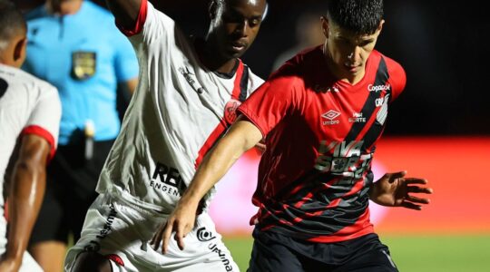 Zapelli, do Athletico, contra o Pouso Alegre