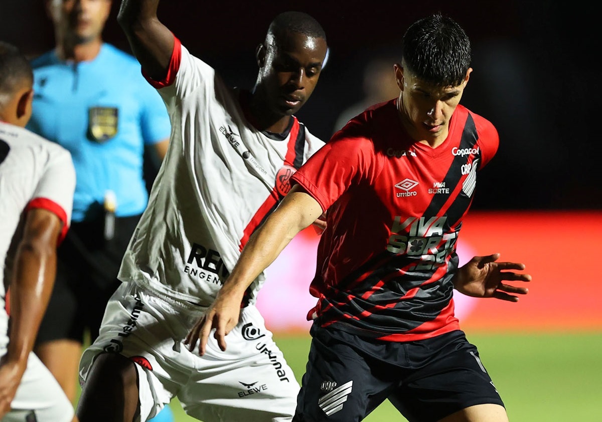 Zapelli, do Athletico, contra o Pouso Alegre