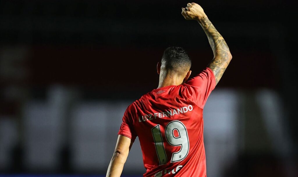 Luiz Fernando comemora gol do Athletico em Pouso Alegre
