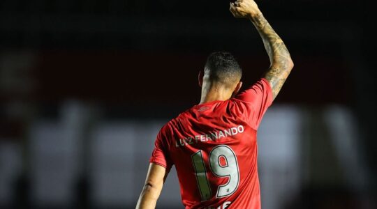 Luiz Fernando comemora gol do Athletico em Pouso Alegre
