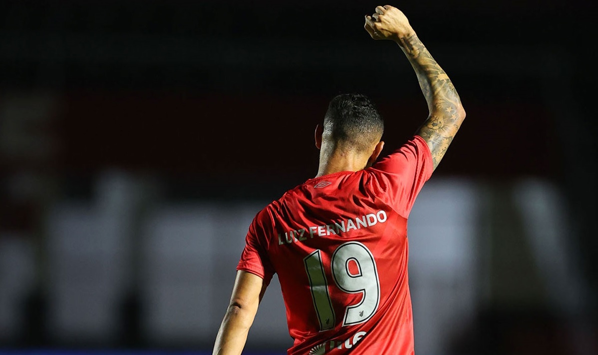 Luiz Fernando comemora gol do Athletico em Pouso Alegre