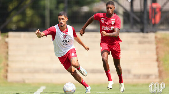 O volante Juninho e o atacante Matheus Babi, em treino do Athletico x Cascavel