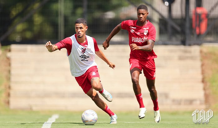 O volante Juninho e o atacante Matheus Babi, em treino do Athletico x Cascavel