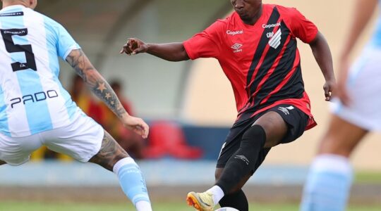 O ponta colombiano Kevin Velasco, do Athletico, enfrenta o Londrina