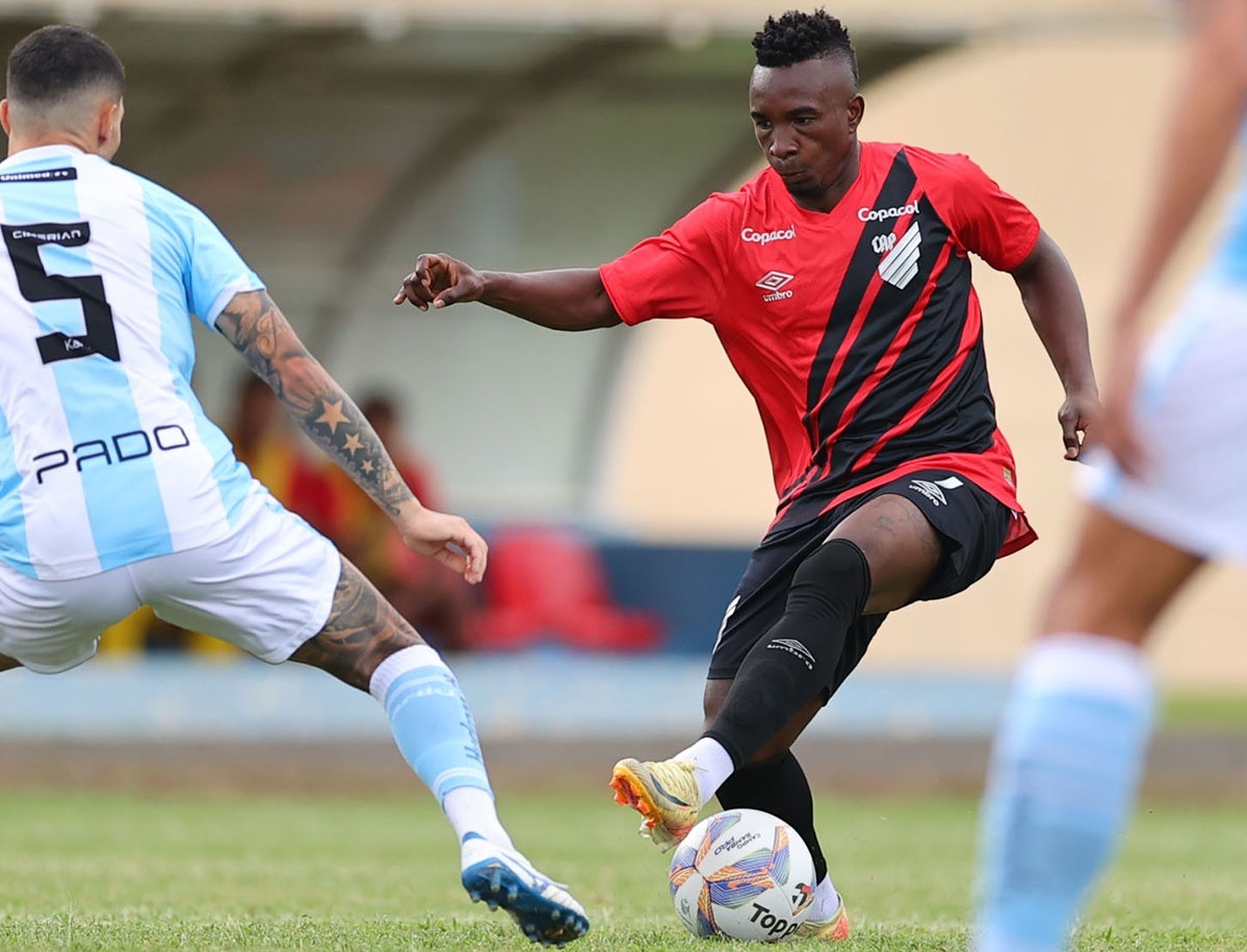 O ponta colombiano Kevin Velasco, do Athletico, enfrenta o Londrina
