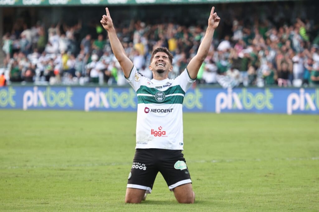 O volante Andrey em ação pelo Coritiba, em 2022
