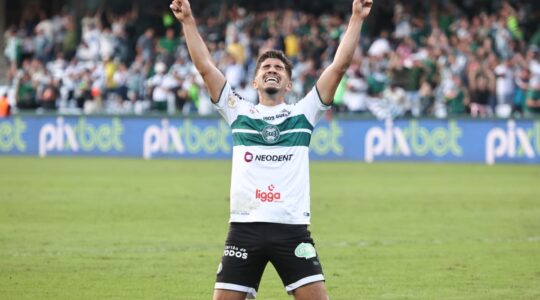 O volante Andrey em ação pelo Coritiba, em 2022
