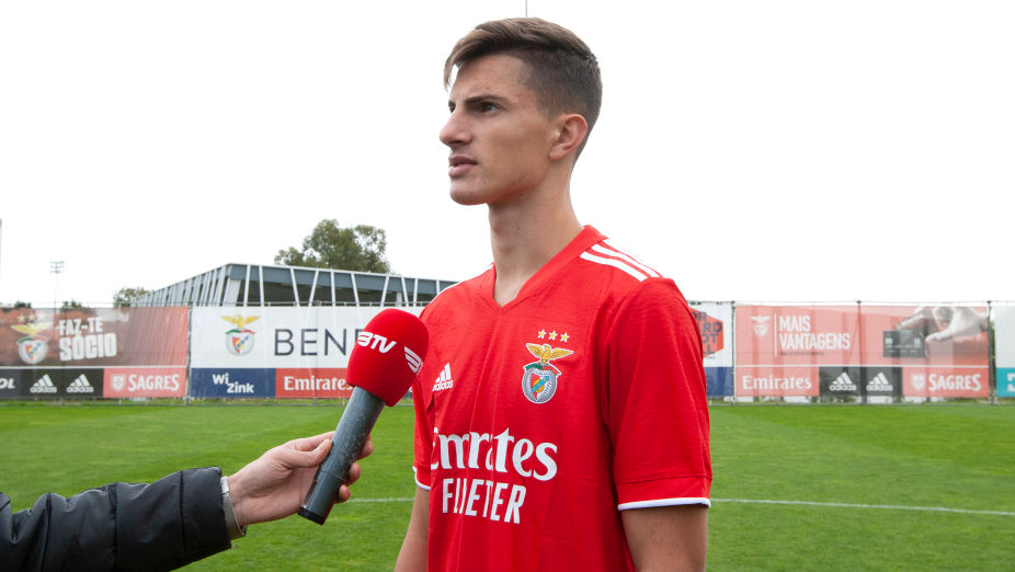 O zagueiro Tiago Coser, do Benfica: na mira do Coritiba