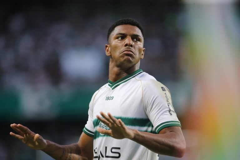 O centroavante Brandão, do Coritiba