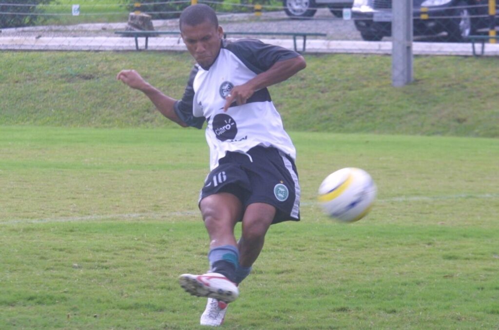 O meia Jackson em treino do Coritiba