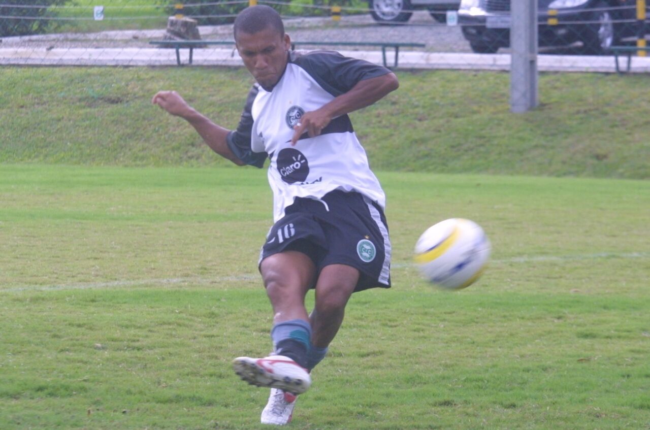 O meia Jackson em treino do Coritiba