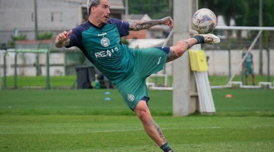 O meia Josué em treino do Coritiba