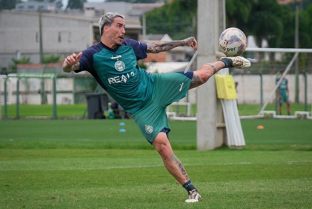 O meia Josué em treino do Coritiba
