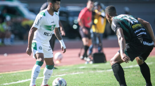Lucas Ronier, do Coritiba, contra o Maringá