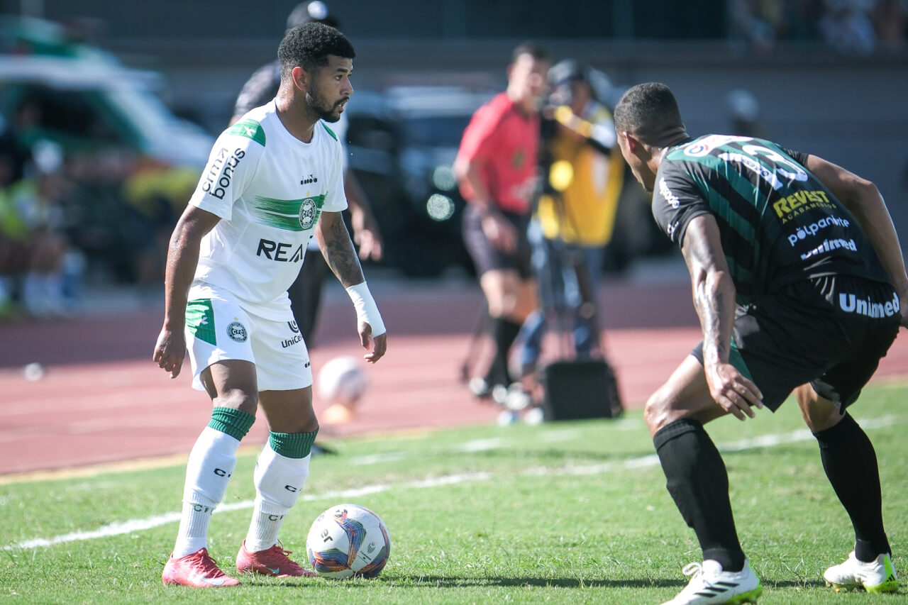 Lucas Ronier, do Coritiba, contra o Maringá