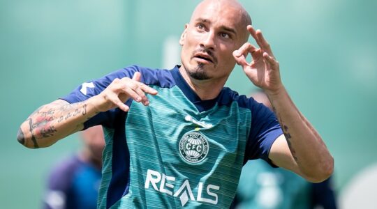 O zagueiro Maicon, do Coritiba