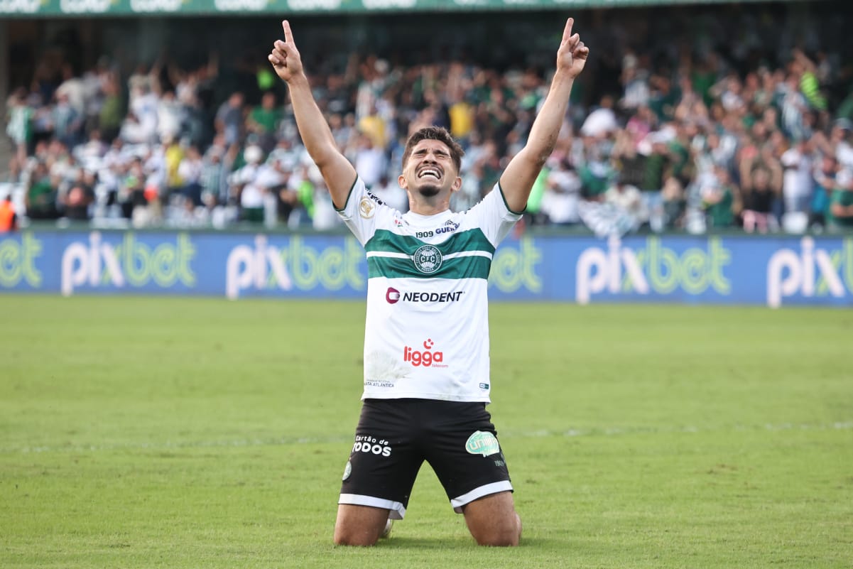O volante Andrey em ação pelo Coritiba, em 2022
