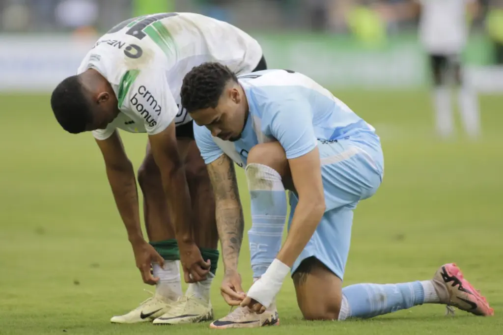 Iago Teles, do Londrina, contra o Coritiba