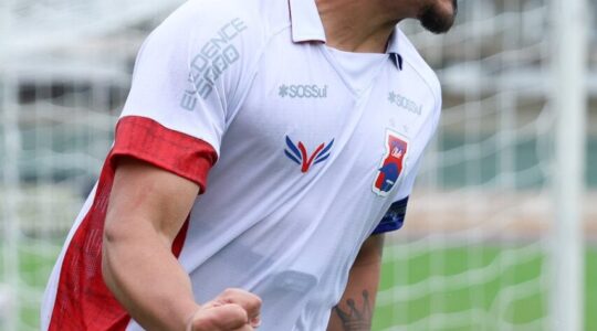 Rikelmi comemora gol do Paraná Clube