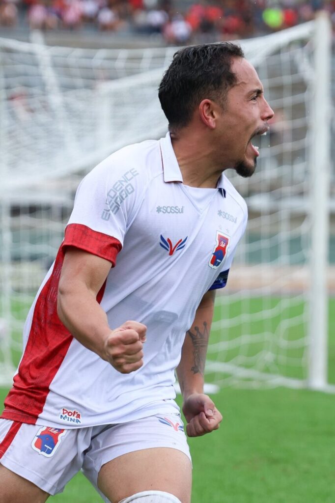 Rikelmi comemora gol do Paraná Clube