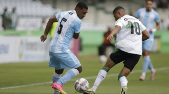 O lateral-esquerdo Maurício, do Londrina, enfrenta o Coritiba